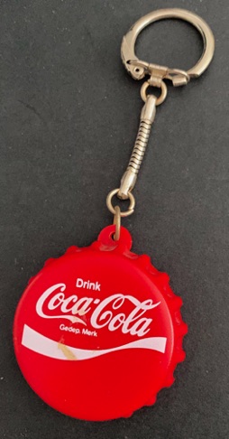 93294a-4 € 1,50 coca cola sleutelhanger plastic in vorm van dop.jpeg